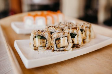 Philadelphia usulü suşi, salatalık, krem peynir, kırmızı havyar. Suşi menüsü.