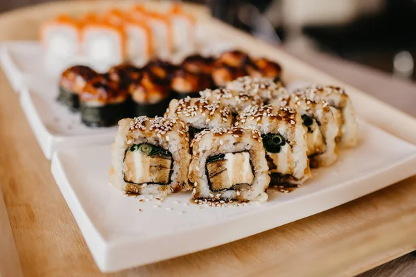 Filadélfia Rolo Sushi Com Pepino Creme Queijo Caviar Vermelho Menu — Fotografia de Stock