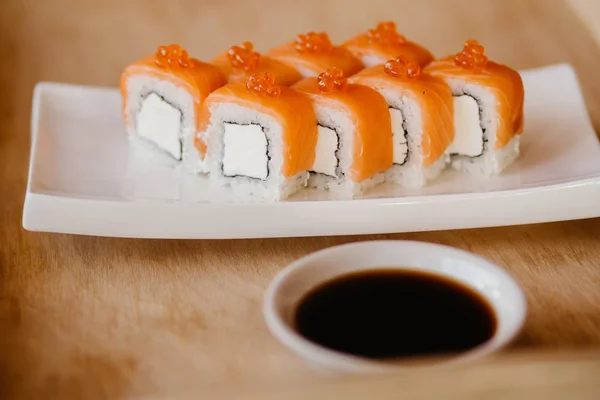 Philadelphia Roll Sushi Med Gurka Färskost Röd Kaviar Sushi Menyn — Stockfoto