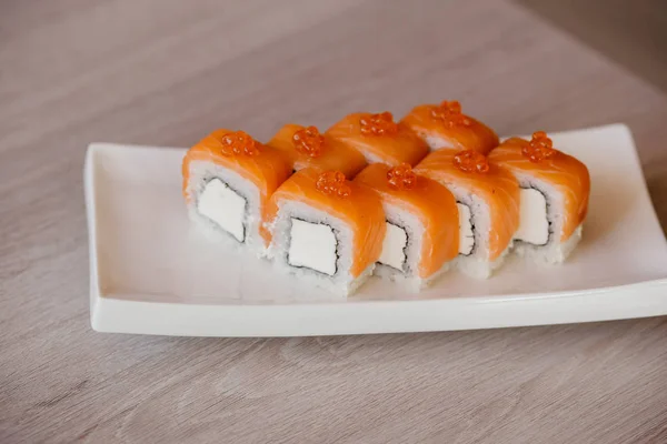 Filadélfia Rolo Sushi Com Pepino Creme Queijo Caviar Vermelho Menu — Fotografia de Stock