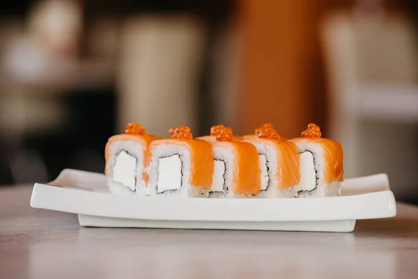 Philadelphia Roll Sushi Met Komkommer Roomkaas Rode Kaviaar Sushi Menu — Stockfoto