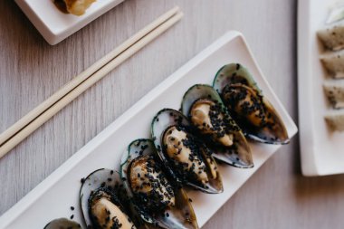 Kızartma tavasında karides midyesi ve kalamar. Sarımsak ve çatal bıçakla yakın çekim.