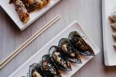 Kızartma tavasında karides midyesi ve kalamar. Sarımsak ve çatal bıçakla yakın çekim.