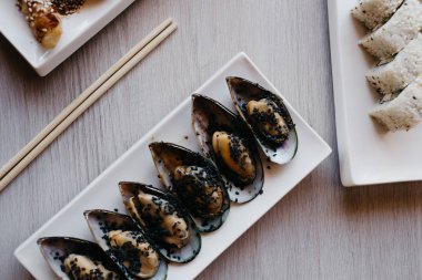 Kızartma tavasında karides midyesi ve kalamar. Sarımsak ve çatal bıçakla yakın çekim.