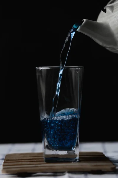 Butterfly Pea Tea. Pour into a glass of blue tea. Welding — Stock Photo, Image