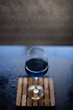 Kelebek Bezelye çayı. Bir bardak mavi çaya dök. Kaynak