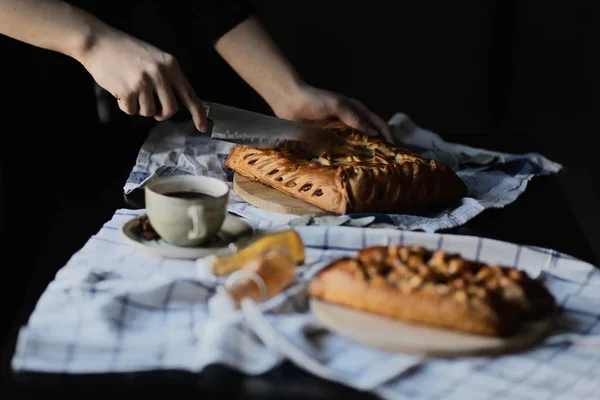 Chica Corta Pastel Olla Para Almuerzo Mesa Con Mantel Sobre — Foto de Stock