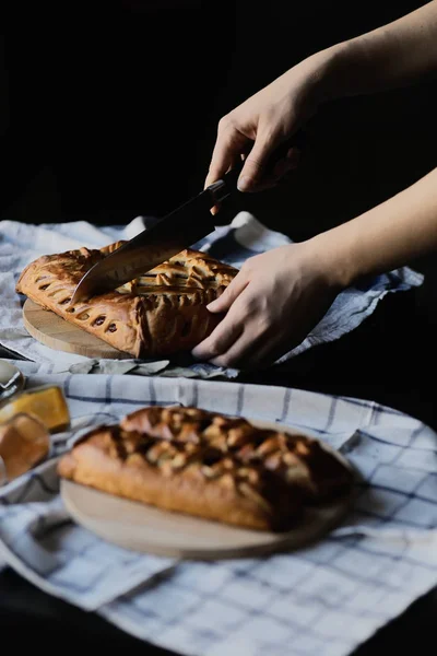 Chica Corta Pastel Olla Para Almuerzo Mesa Con Mantel Sobre — Foto de Stock