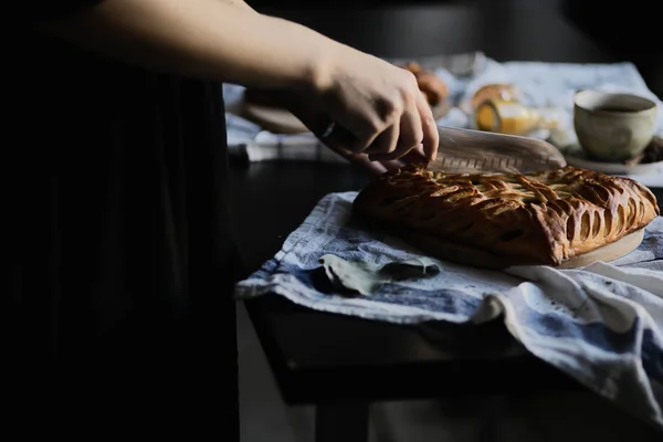 Chica Corta Pastel Olla Para Almuerzo Mesa Con Mantel Sobre — Foto de Stock