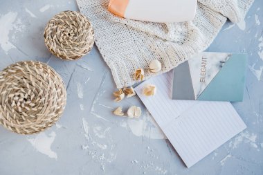 Bahar natürmort hijyen ürünleri yumuşak arka plan ve pamuk ile