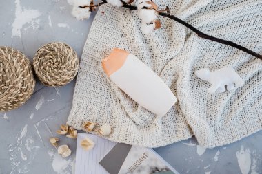Bahar natürmort hijyen ürünleri yumuşak arka plan ve pamuk ile