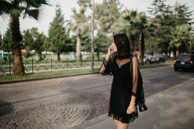 Huysuz turist kız destek çağırıyor.