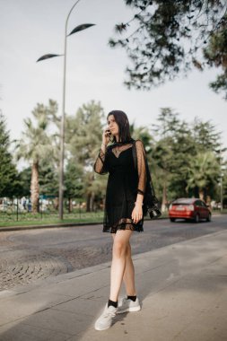 Huysuz turist kız destek çağırıyor.