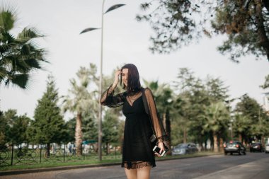 Bir taksi bekleyen turist kız uygulamadan seni aradı.