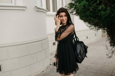 Bir taksi bekleyen turist kız uygulamadan seni aradı.