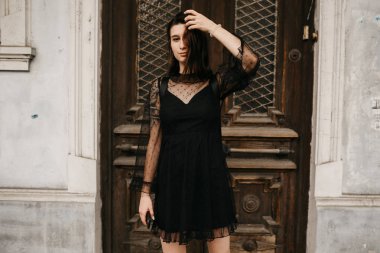 Bir taksi bekleyen turist kız uygulamadan seni aradı.