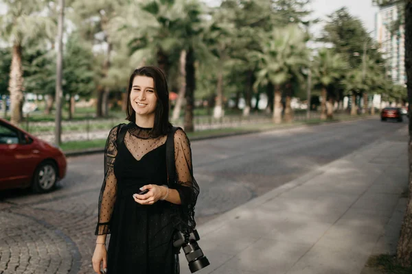 Touriste fille en attente d'un taxi qui a appelé à travers l'application sur y — Photo