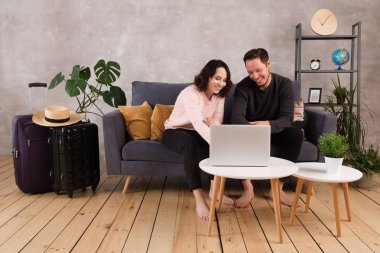 Bir adam ve bir kız uçak biletlerini seçer. Kavga, yemin, neşe