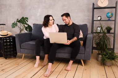 Bir adam ve bir kız uçak biletlerini seçer. Kavga, yemin, neşe