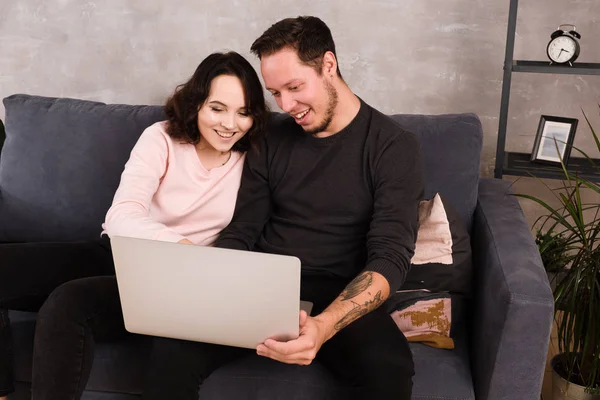 Bir adam ve bir kız uçak biletlerini seçer. Kavga, yemin, neşe