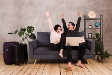 Bir adam ve bir kız uçak biletlerini seçer. Kavga, yemin, neşe