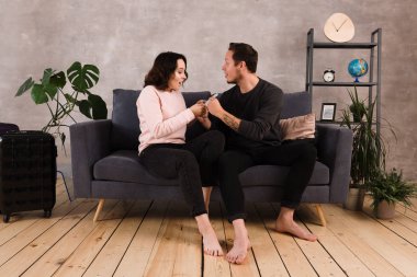 Bir adam ve bir kız uçak biletlerini seçer. Kavga, yemin, neşe