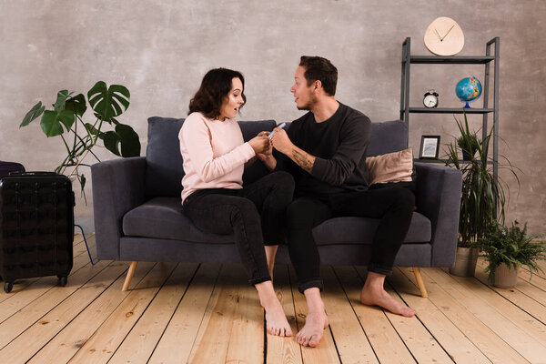 Мужчина и девушка выбирают билеты на самолет. Ссора, ругань, радость