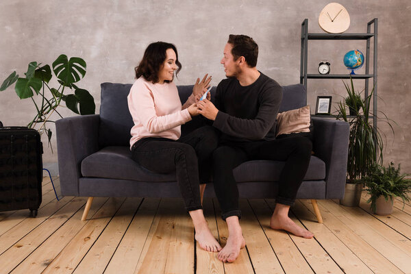 Мужчина и девушка выбирают билеты на самолет. Ссора, ругань, радость