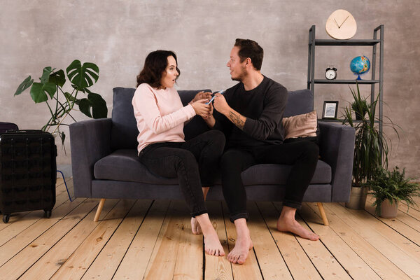 Мужчина и девушка выбирают билеты на самолет. Ссора, ругань, радость