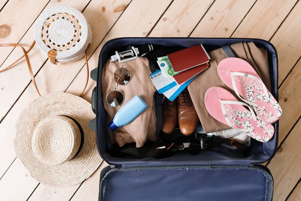 Maletas grandes y sombrero lleno para el viaje en la habitación —  Fotos de Stock