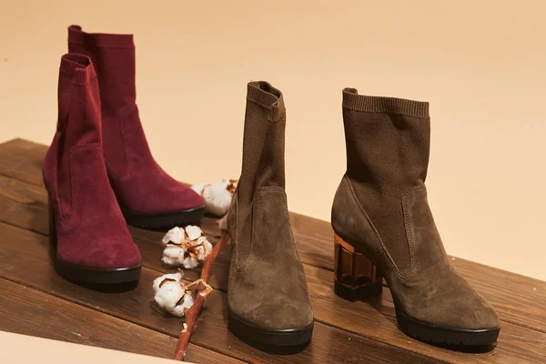 Stijlvolle mode schoenen laarzen schoeisel concept op bruin houten bac — Stockfoto