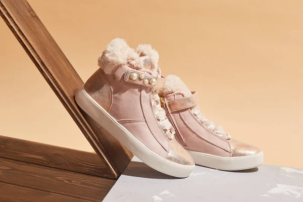 Stylová módní obuv boty obuv koncept na hnědé dřevěné bac — Stock fotografie