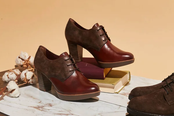Kahverengi ahşap torbada şık moda ayakkabı ayakkabı konsepti