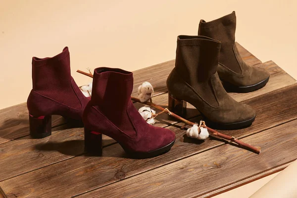 Kahverengi ahşap torbada şık moda ayakkabı ayakkabı konsepti