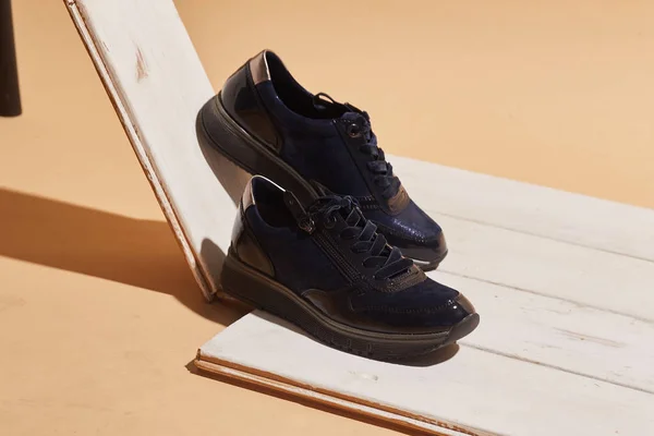 Stylová módní obuv boty obuv koncept na biege dřevěné bac — Stock fotografie