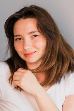 Beyaz gömlek giyen bir kadın.