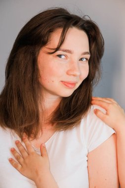 Çocuklar annelerini tutarlar..