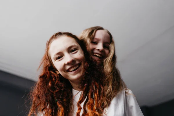 Portrait des sœurs plus jeunes et plus âgées en chemises blanches — Photo