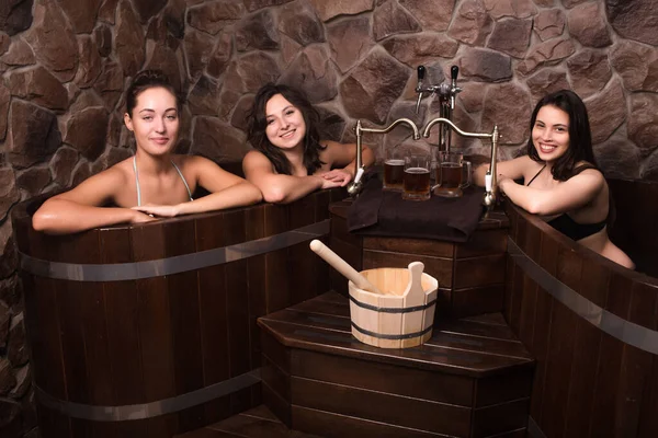 Kameraya poz veren bir grup insan.