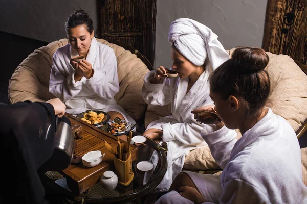 Cerimônia de chá depois da sauna. Meninas em casacos brancos beber chá chinês . — Fotografia de Stock