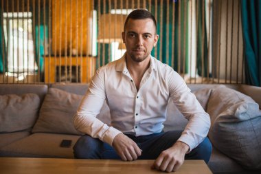 Genç adam modern bir kafede.