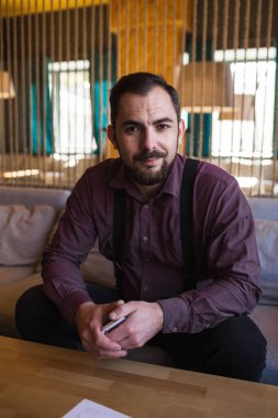 Genç adam modern bir kafede.