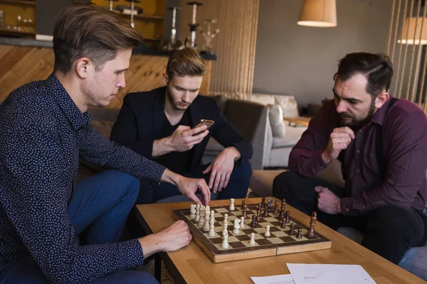 Mannen schaken in een stijlvol loft cafe met een modern design — Stockfoto
