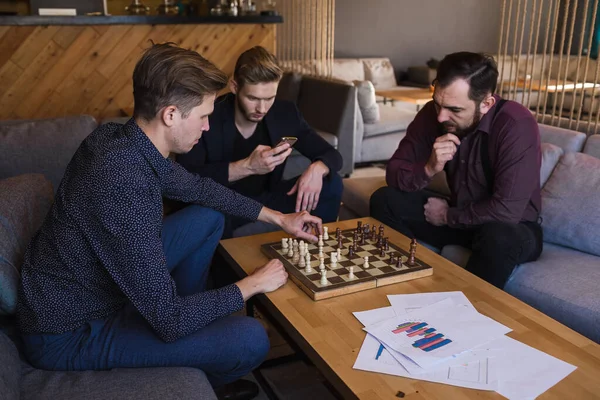 Mannen schaken in een stijlvol loft cafe met een modern design — Stockfoto