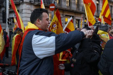 Barselona, Katalonya, İspanya, 6 Aralık 2017: Katalunya 'nın bağımsızlığı için miting desteği alan insanlar 
