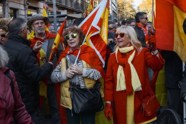 Barselona, Katalonya, İspanya, 6 Aralık 2017: Katalunya 'nın bağımsızlığı için miting desteği alan insanlar 