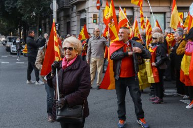 Barselona, Katalonya, İspanya, 6 Aralık 2017: Katalunya 'nın bağımsızlığı için miting desteği alan insanlar 