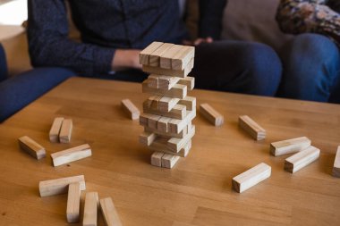Arkadaşlar modern tasarımı olan şık bir kafede oyun oynarlar.