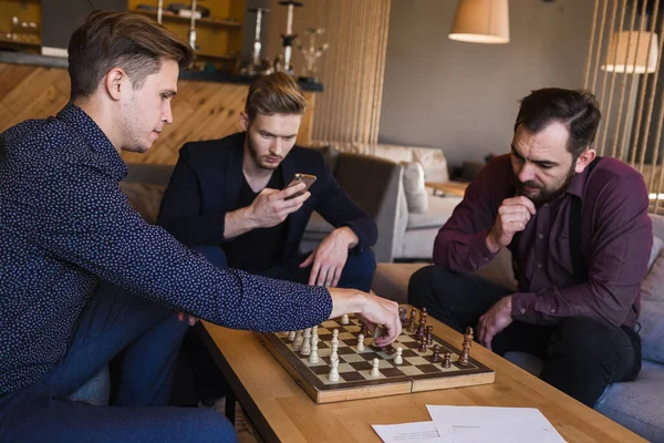 Mannen schaken in een stijlvol loft cafe met een modern design — Stockfoto