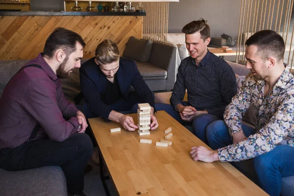 Vrienden spelen een spelletje in een stijlvol café met een modern design — Stockfoto